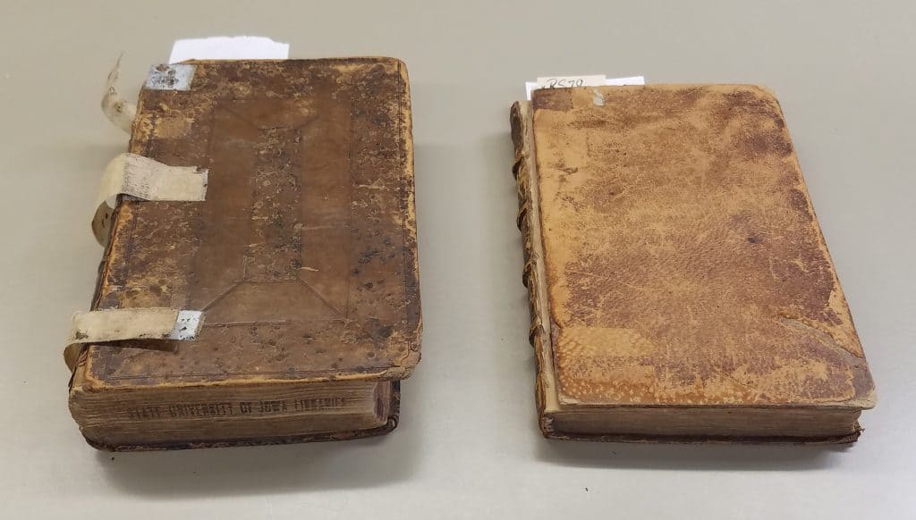 There are two books. The one on the left has a front cover that is bigger than the textblock and the one on the right has a cover where the leather is lighter than the spine and back cover.
