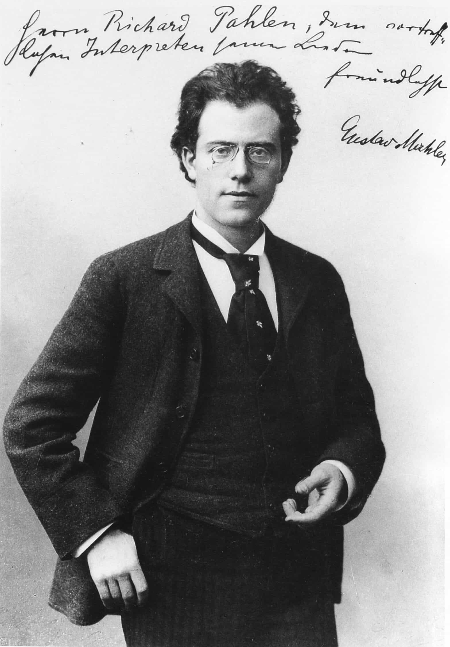 Black and white portrait of Gustav Mahler in the 1800s. He is posing for the camera in a suit and tie.